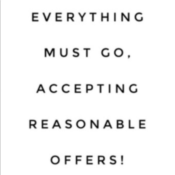 ➝ Closet sale - Picture 1 of 1